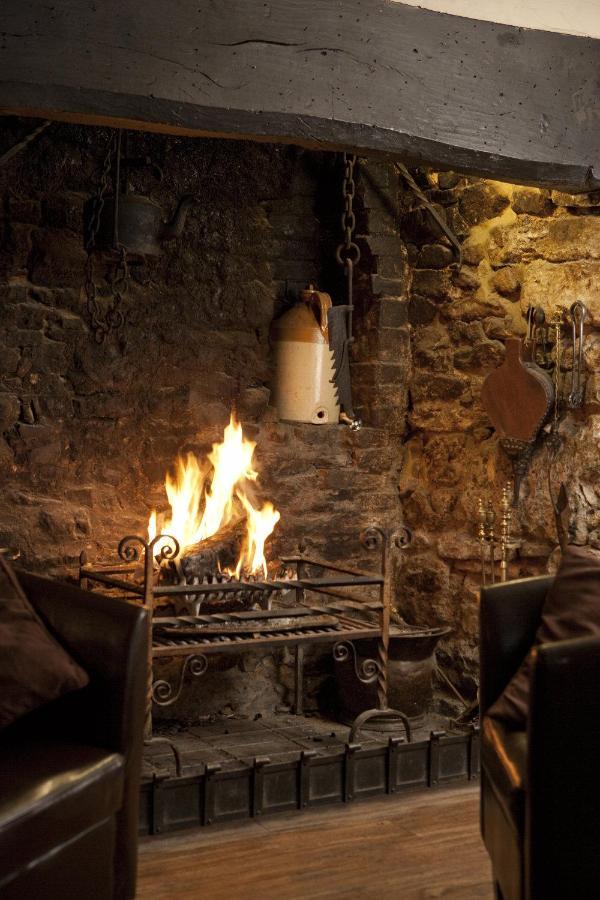 The Oak House Hotell Axbridge Eksteriør bilde A fireplace in the kitchen