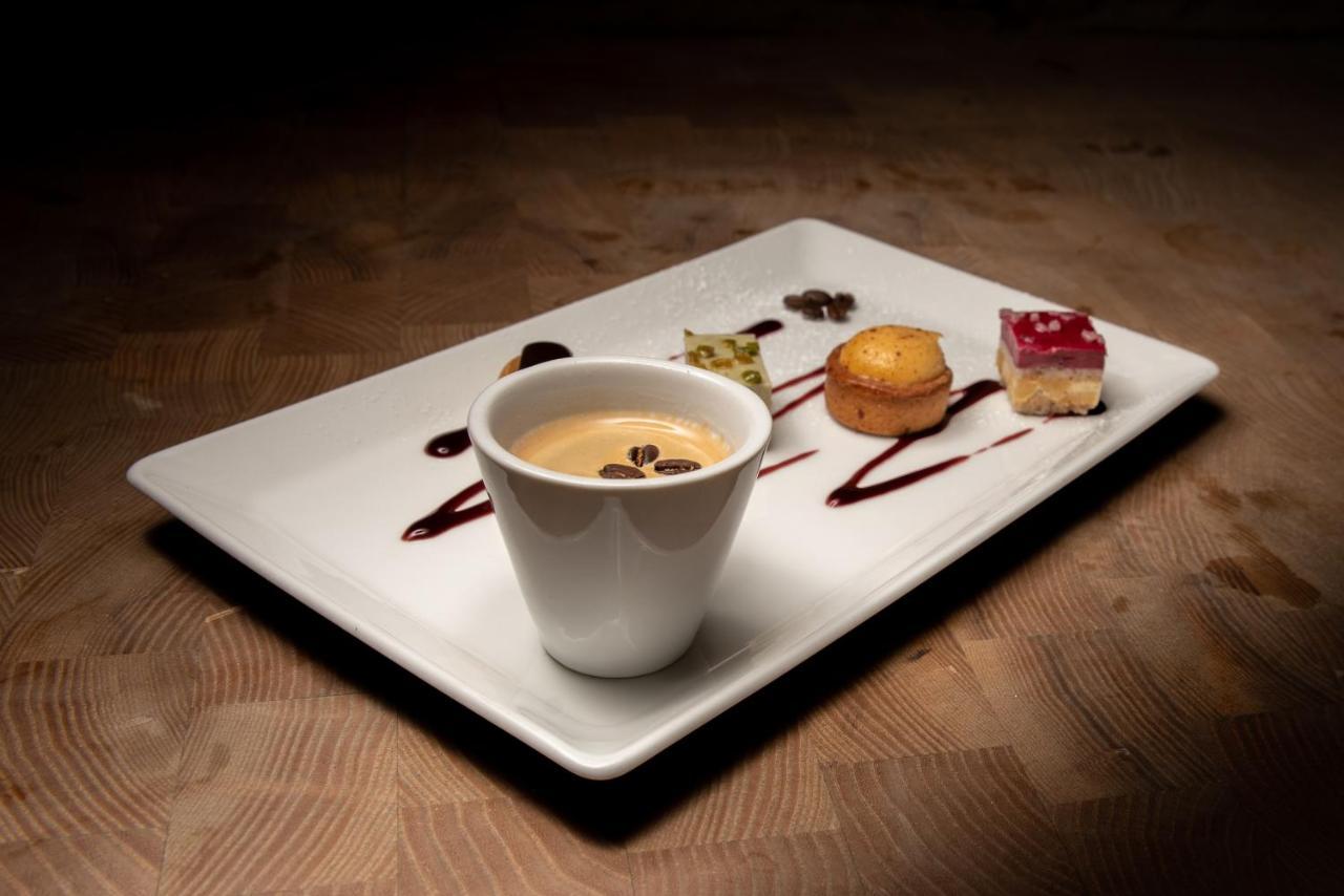 The Oak House Hotell Axbridge Eksteriør bilde A cup of coffee with petits fours
