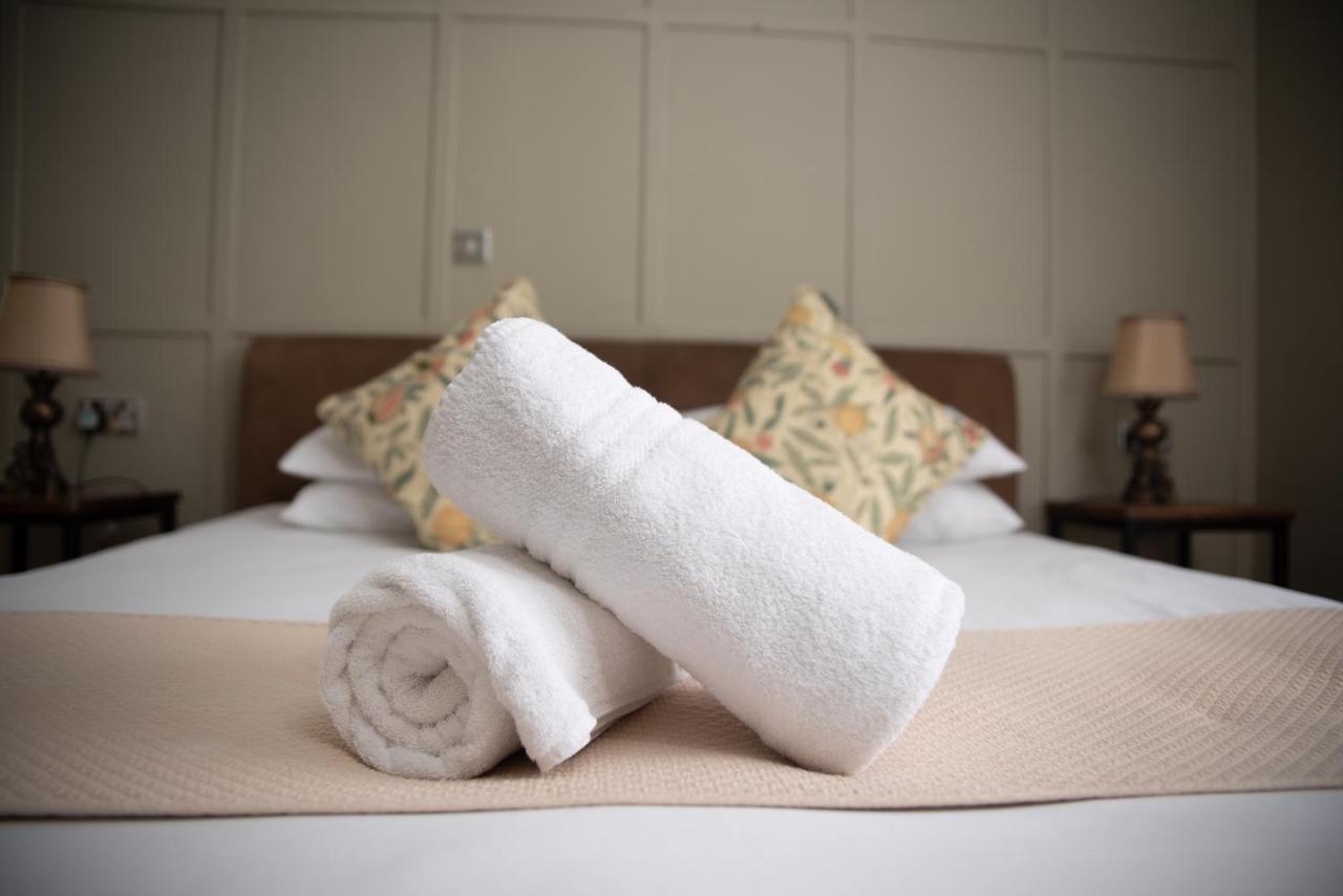 The Oak House Hotell Axbridge Eksteriør bilde Bath towels on a bed