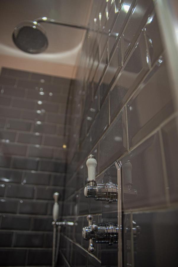 The Oak House Hotell Axbridge Eksteriør bilde A shower faucet