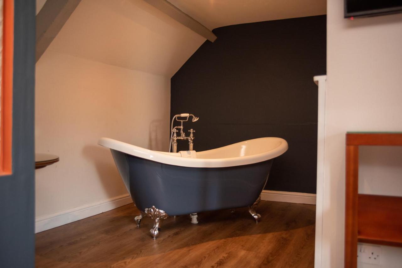 The Oak House Hotell Axbridge Eksteriør bilde A freestanding bathtub
