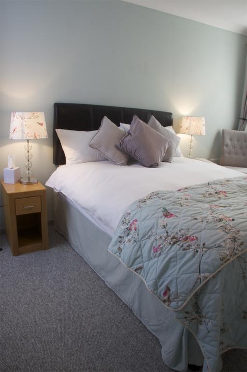 The Oak House Hotell Axbridge Eksteriør bilde A bed with a bed frame