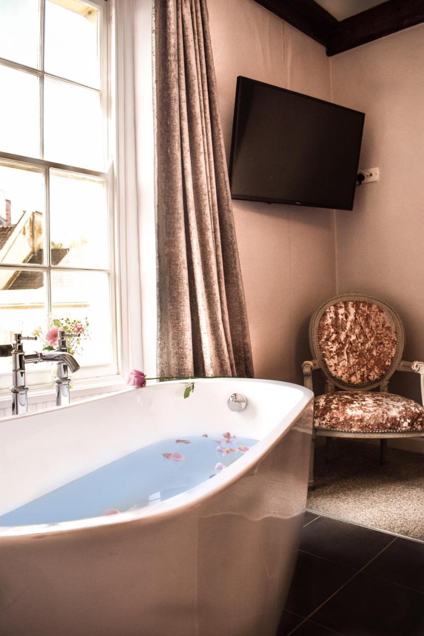 The Oak House Hotell Axbridge Eksteriør bilde A bathroom at The Swan